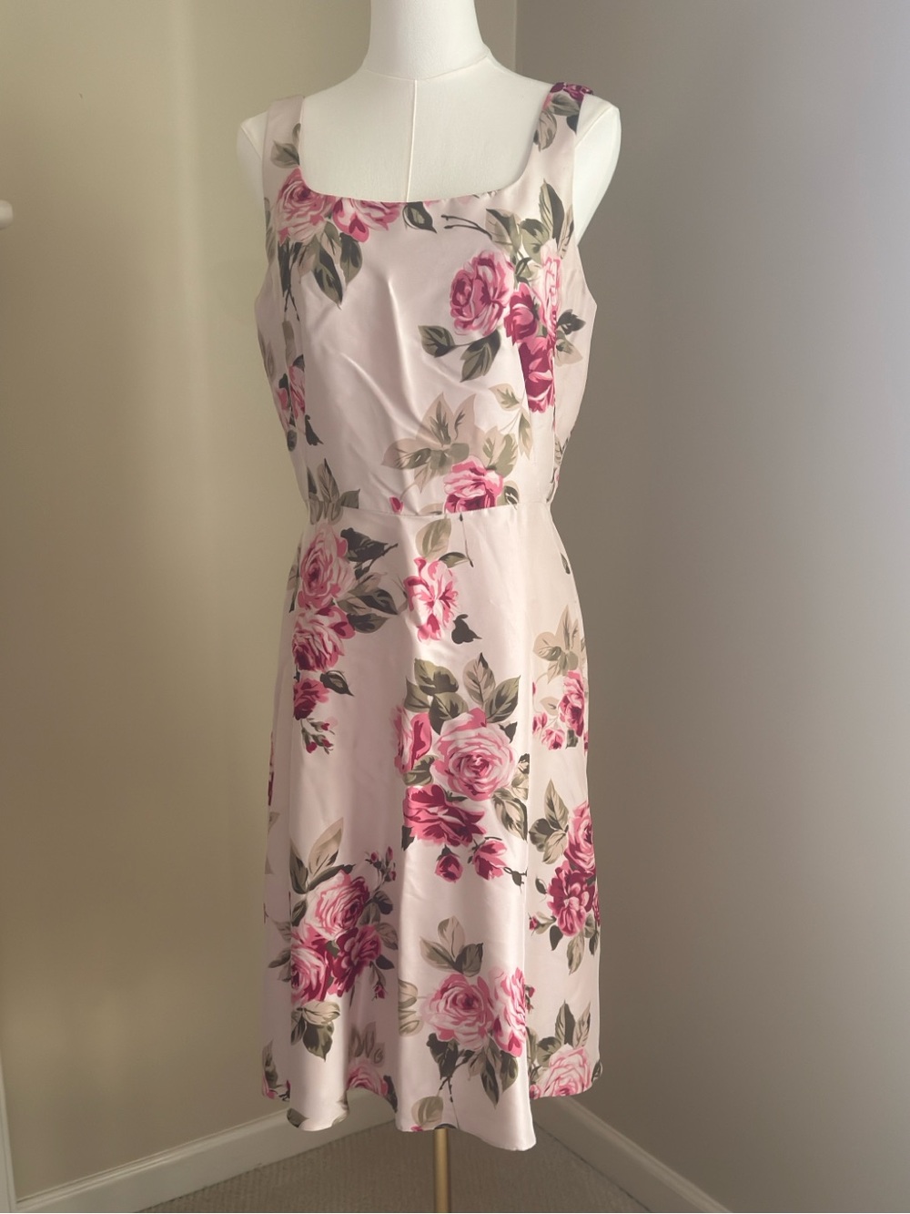 Donna Ricco 100% Silk Floral Dress
Size 8 Pink Roses Fit Flare